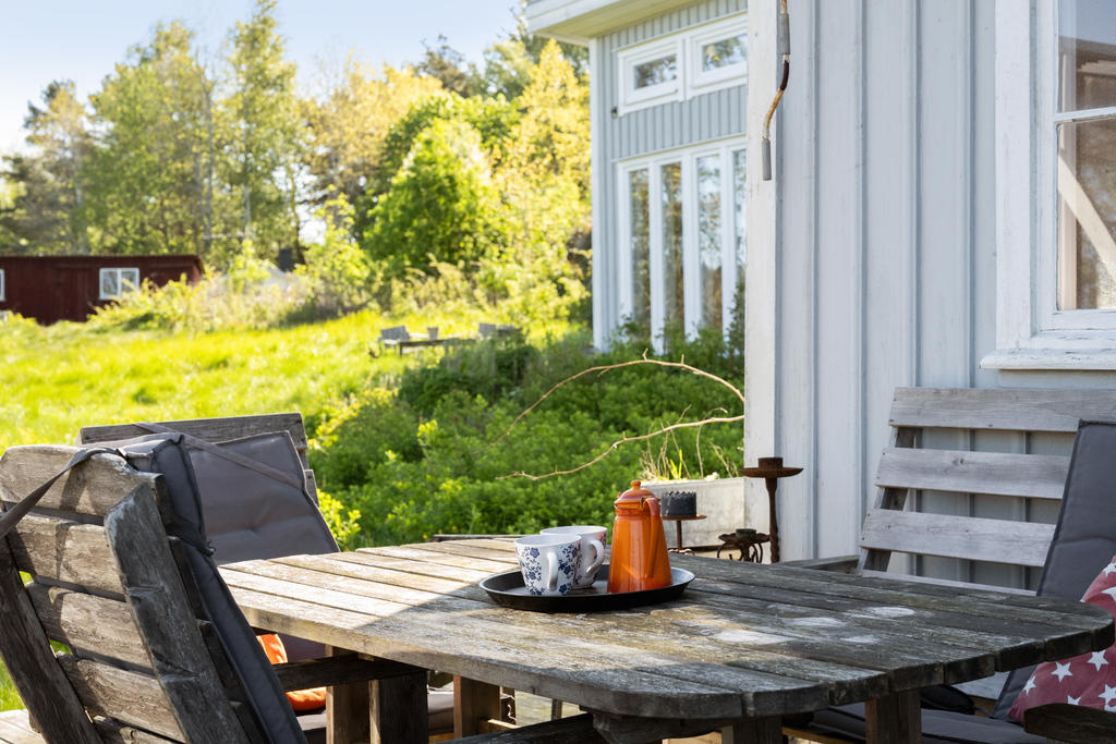 Terrass på framsidan huvudhuset.