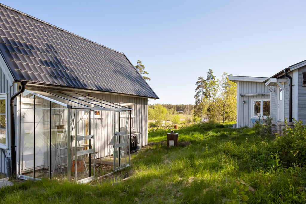 Utgång på baksidan huvudhuset till det lilla vinrummet, även det Villab garden.