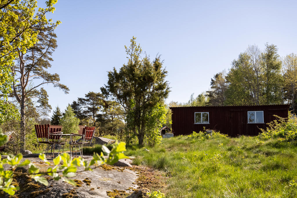 Förrådsbyggnad som fått namnet "Örnnästet"