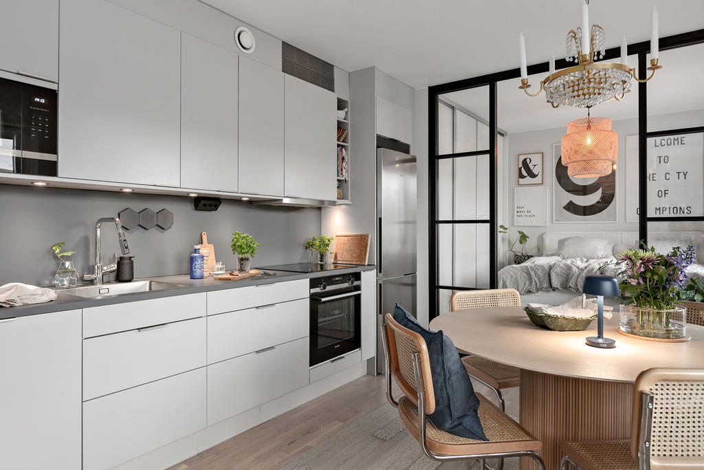 En stilren och modern bostad med eleganta materialval, genomtänkta detaljer och en tidlös design