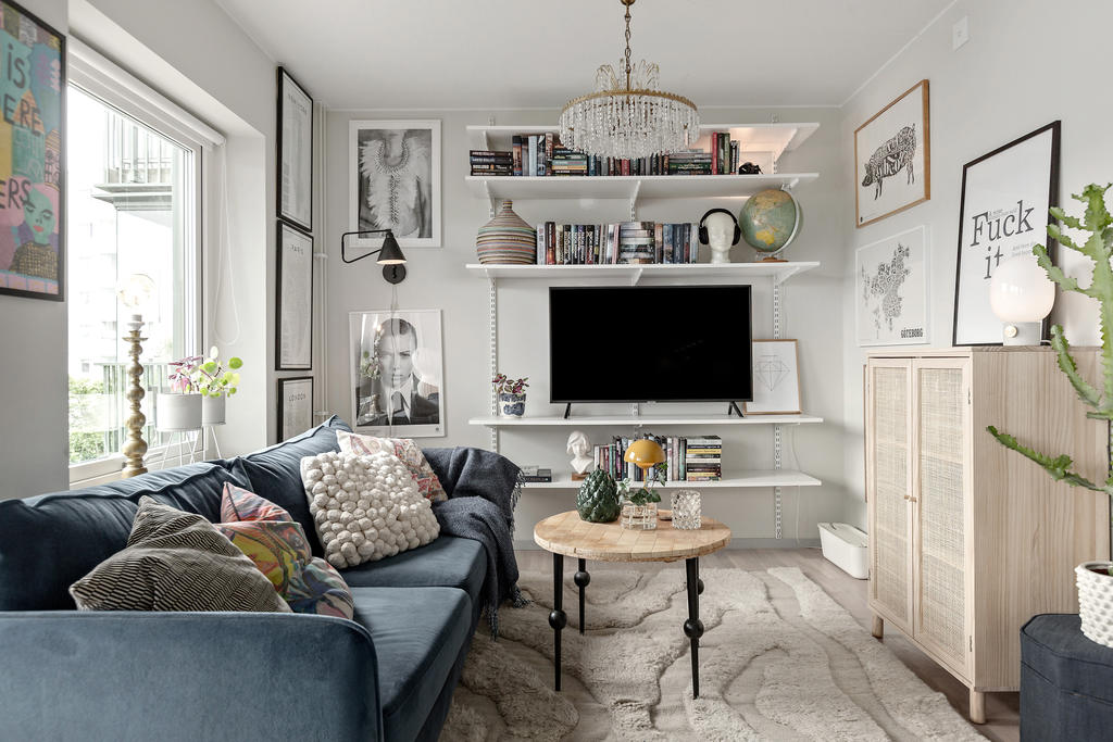 En ombonad lägenhet där varje detalj andas värme och omtanke – här känner man sig hemma direkt.