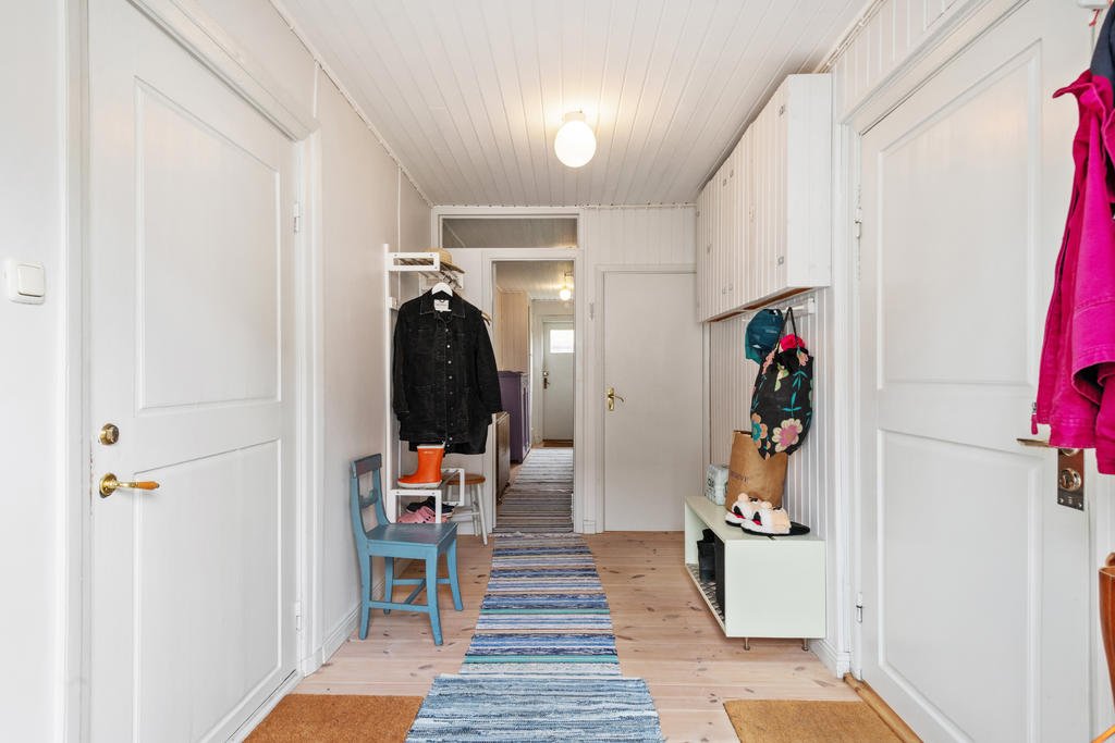 Gemensam entré. Dörren till vänster är ingången till detta hus. 