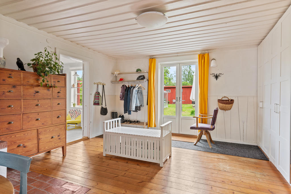 Egna entrén från trädgården. Hel garderobsvägg
