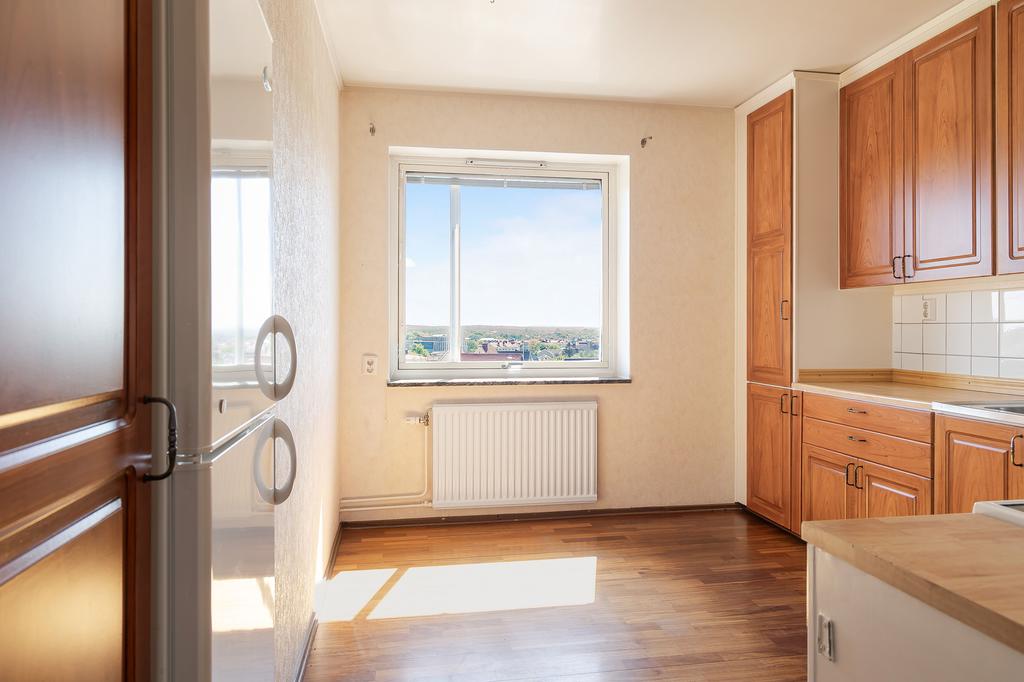 Köket med matplats vid fönstret