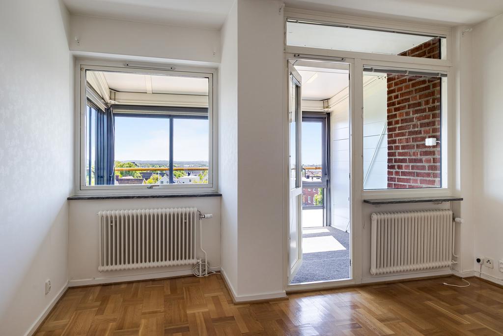 Från sovrummet som nås från vardagsrummet nås den andra inglasade balkongen