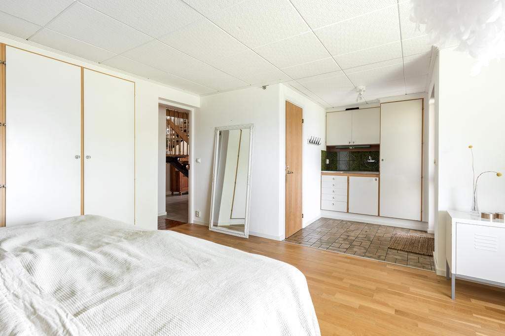 Lägenhet 1 av 2 med pentry & egen dusch