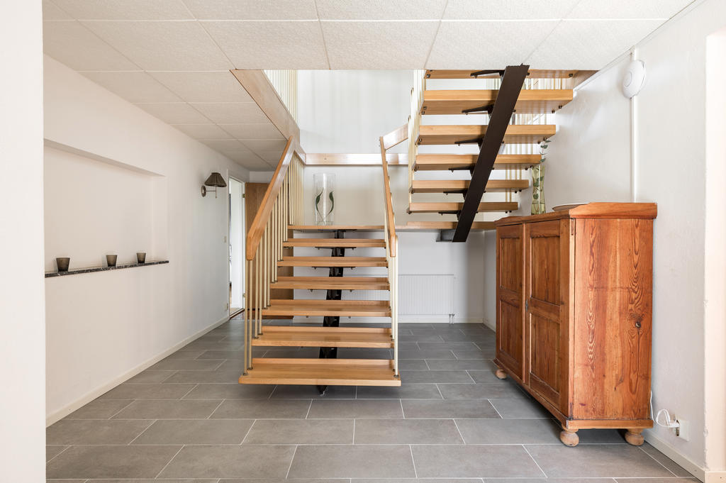 Trapp & hall souterängvåning