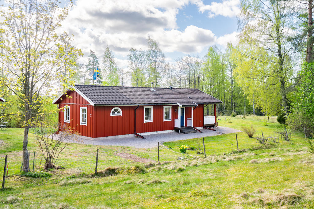 Plan och lättskött trädgårdstomt om 1 386 kvm.
