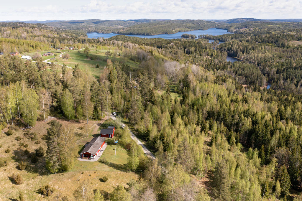 Vacker vy över landskapet. Närhet till sjöar.