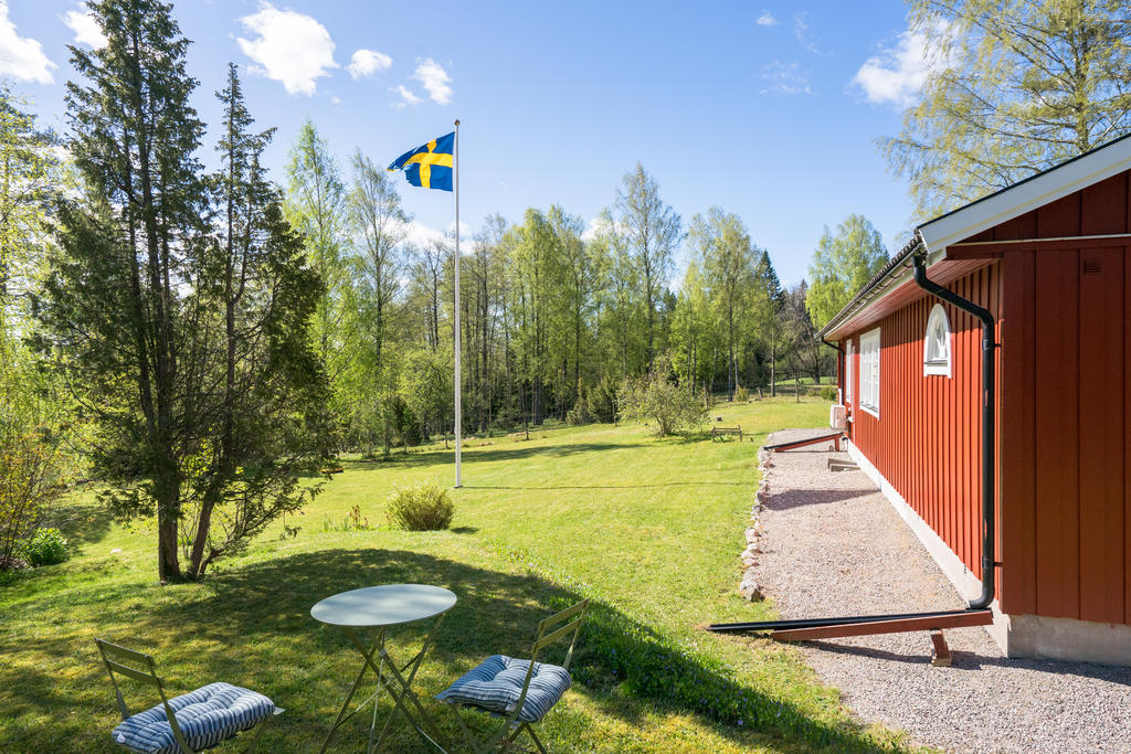 Trevlig trädgård att slå sig ner i och njuta av solen.
