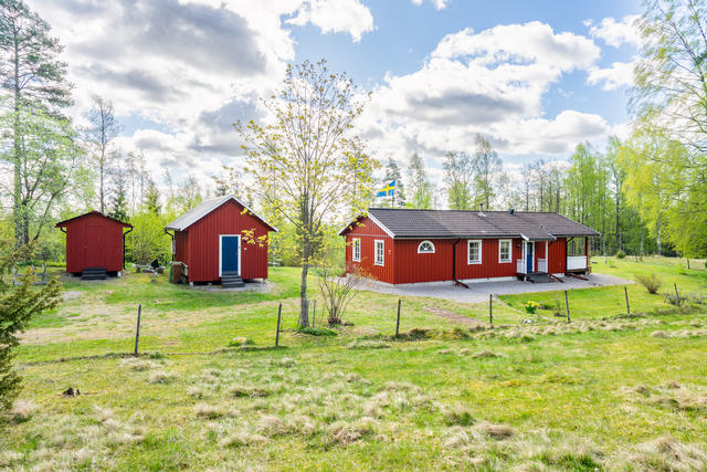 Välkommen till Värnebo 15! Ett välskött och välplanerat enplanshus om 82 kvm med 5 ROK, vackert beläget i Dals Långed!
