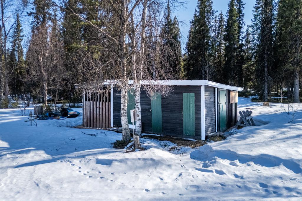 Förrådsbyggnad med vedbod