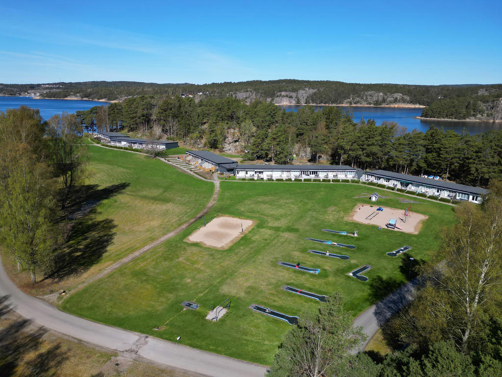 Trevligt område med aktiviteter som exempelvis minigolf, lekpark och volleybollplan.