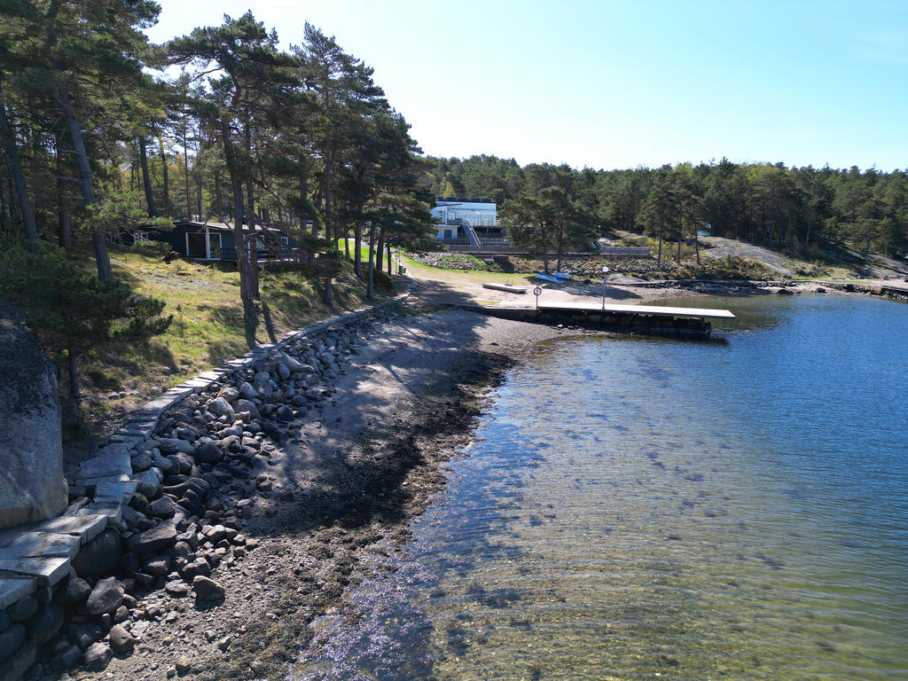 Stig utmed berget runt vattnet!