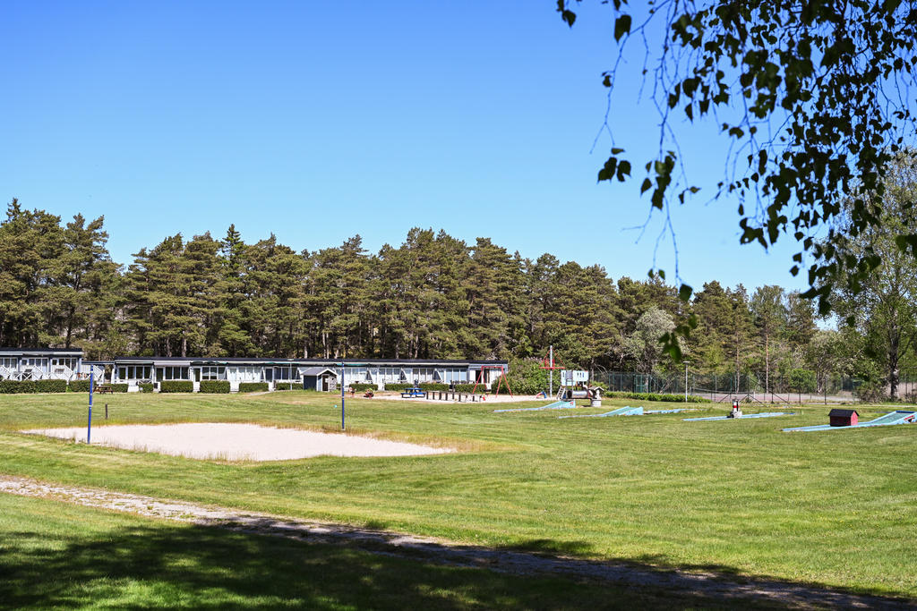 Massa sportsliga aktiviteter som minigolf, beachvolleyboll, boule och tennis! Samt en lekpark för de yngre.