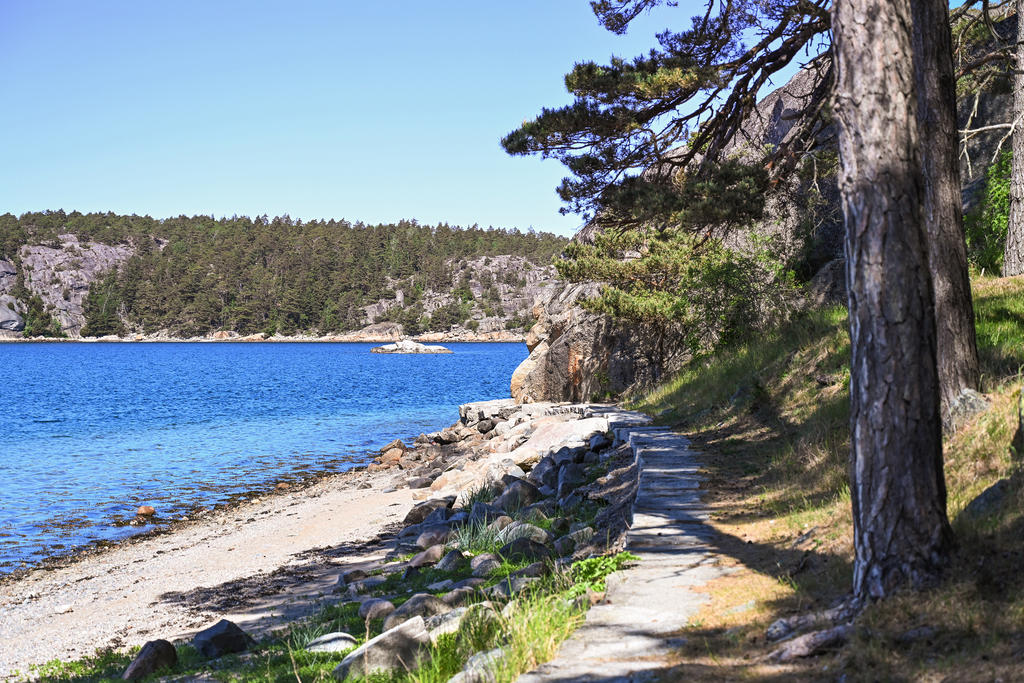Trevlig stig utmed berget och vattnet!