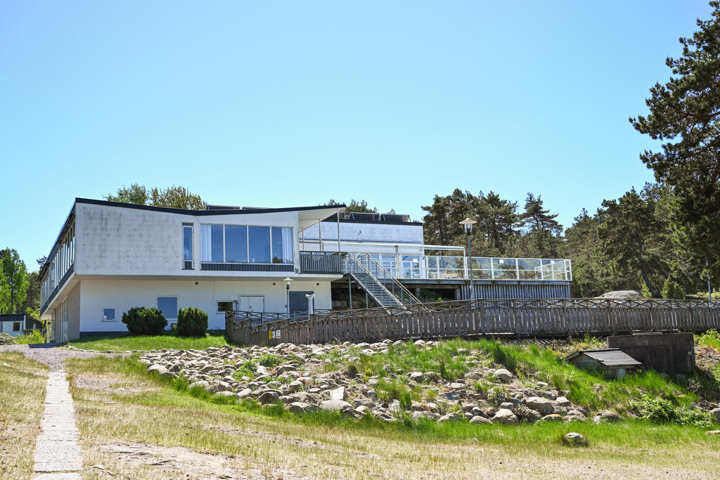 Huvudbyggnad med pool, gym och kiosk!