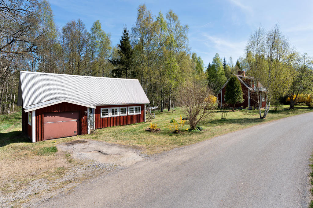 Garage och länga(verkstad/gäststuga)