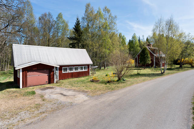 Garage och länga(verkstad/gäststuga)