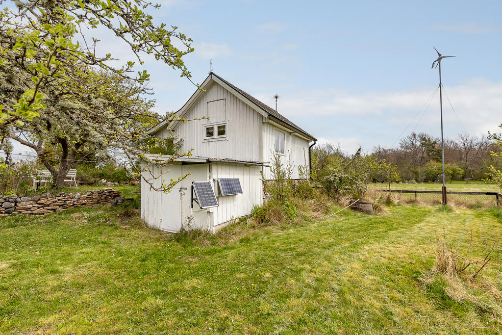 Solpaneler och liten vindsnurra