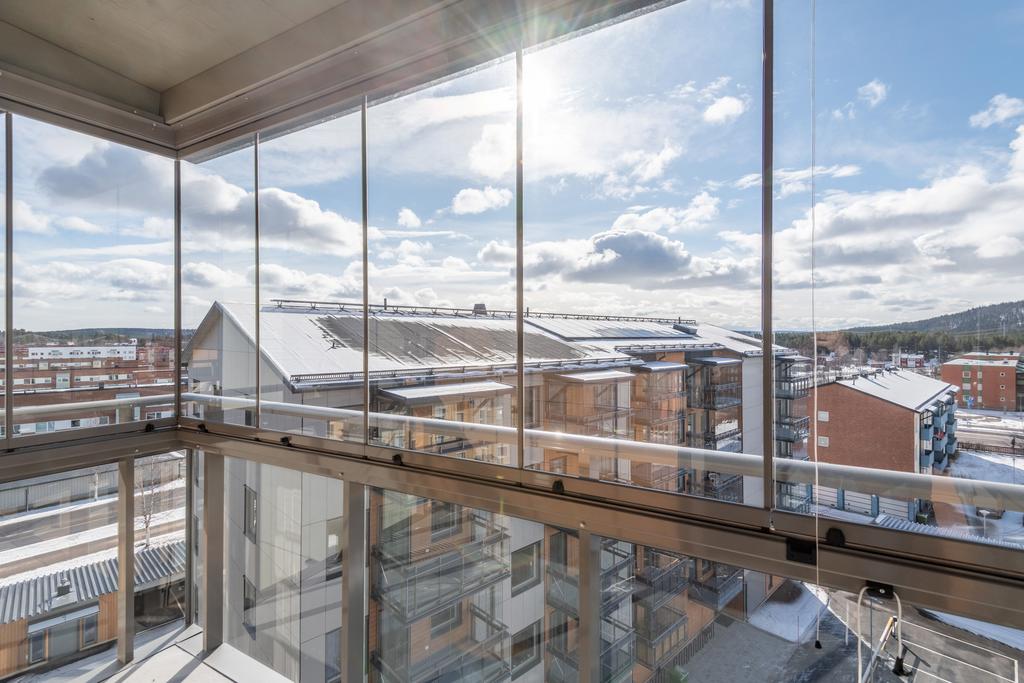 Insynsskyddad balkong med inglasning