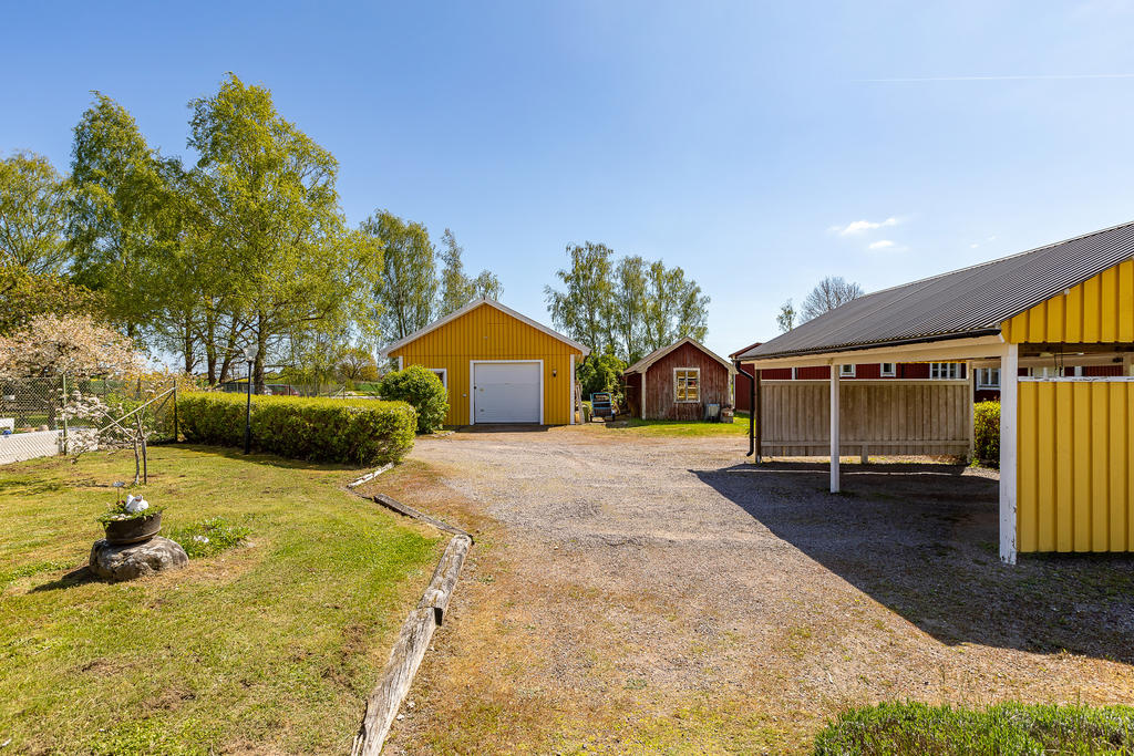 Gårdsplan med garage & carport
