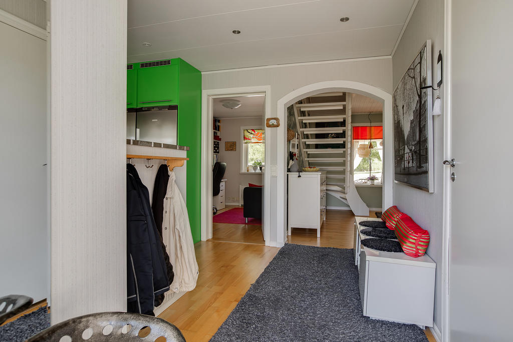 Välkomnande hall med angränsning till kök, kontor samt möblerbar hall