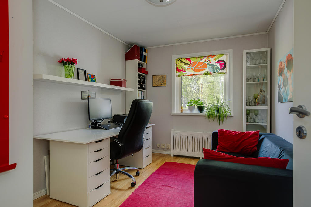 Ett av bostadens 4 sovrum som idag används som kontor