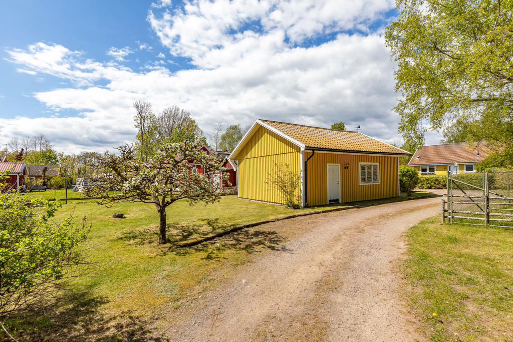 Välkomnande väg in till fastigheten