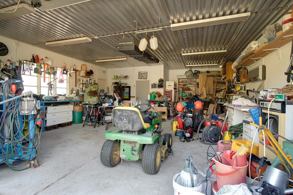 Rymligt garage med både el och vatten