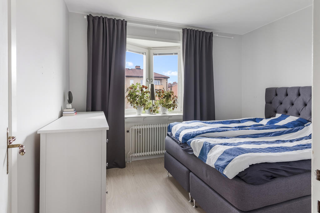 Sovrum med plats för dubbelsäng