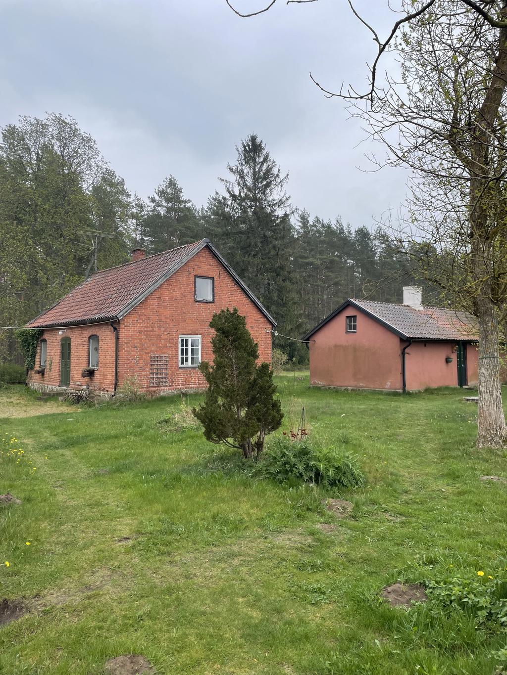 Till vänster huvudhuset ''bostad 1'' och till höger ''bostad 2''