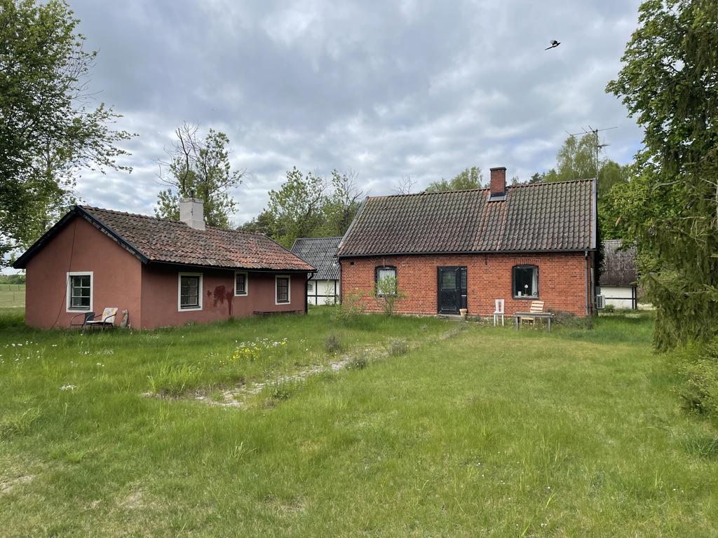 Till höger huvudhuset ''bostad 1'' och till vänster ''bostad 2''