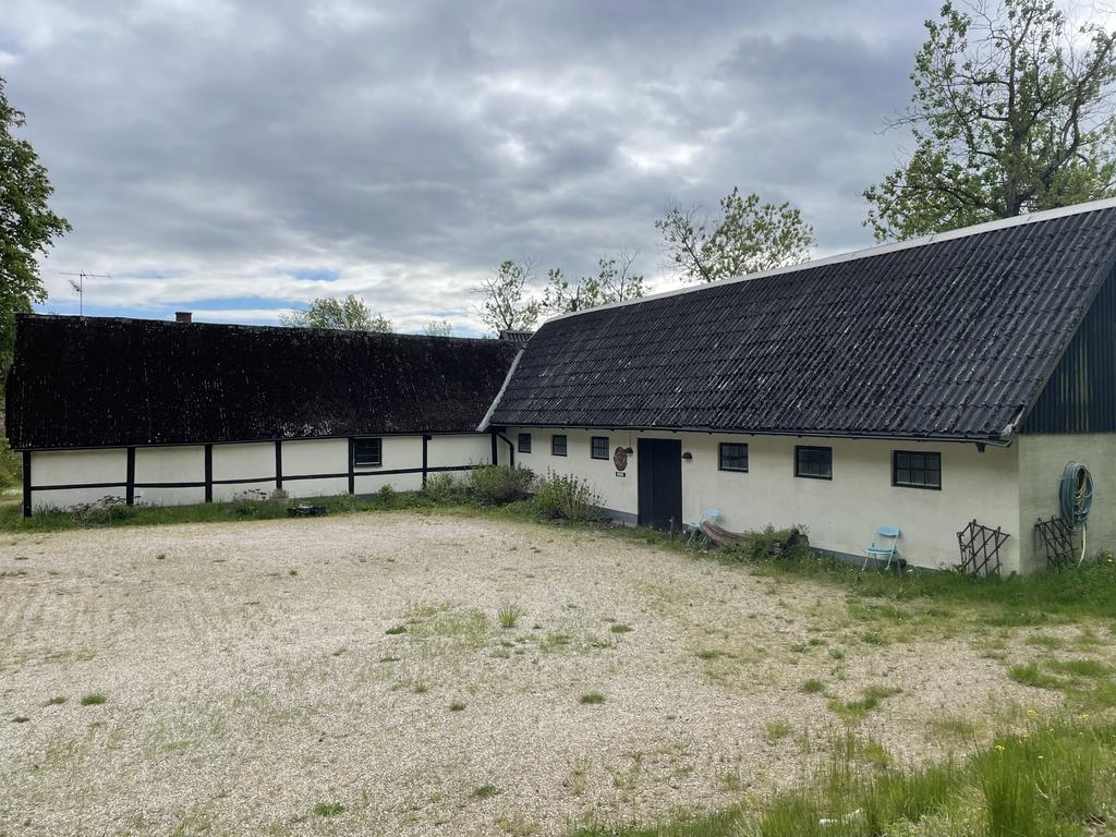 Ladugård med stall/boxar i ena delen och lägenheter i andra 