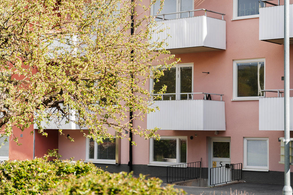 Balkong med utsikt mot den grönskande innergården