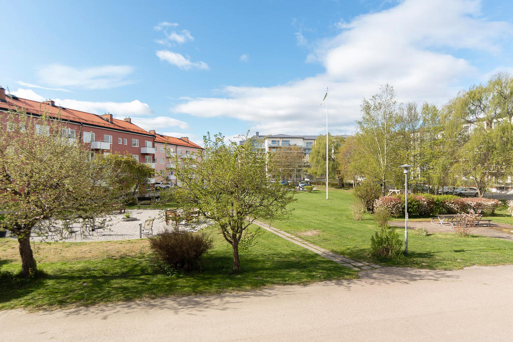 Här finns flertalet sittplatser i grönskande miljö