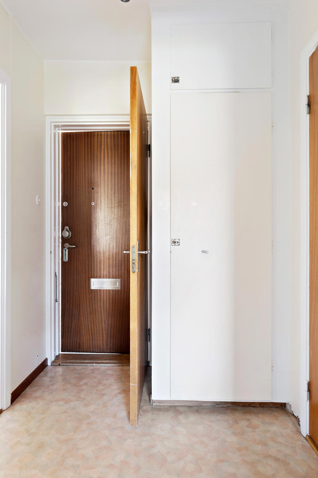 Hall med platsbyggd förvaring