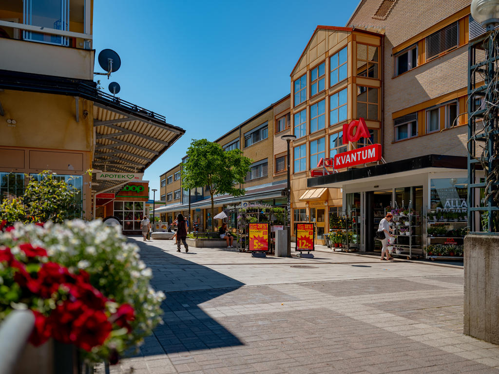 Vallentuna centrum med sitt breda utbud av caféer, restauranger, gym, detaljhandel och mycket mer