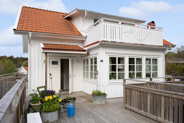 Välkomna till Hamnvägen 29! Ett supermysigt och påkostat hus med vy mot hav och hamn.