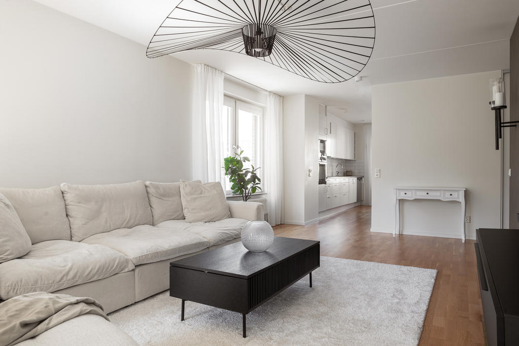 Vardagsrummet är ljus och rymligt med fönster åt två olika håll