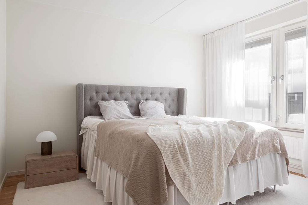 Masterbedroom har plats för dubbelsäng och ... 