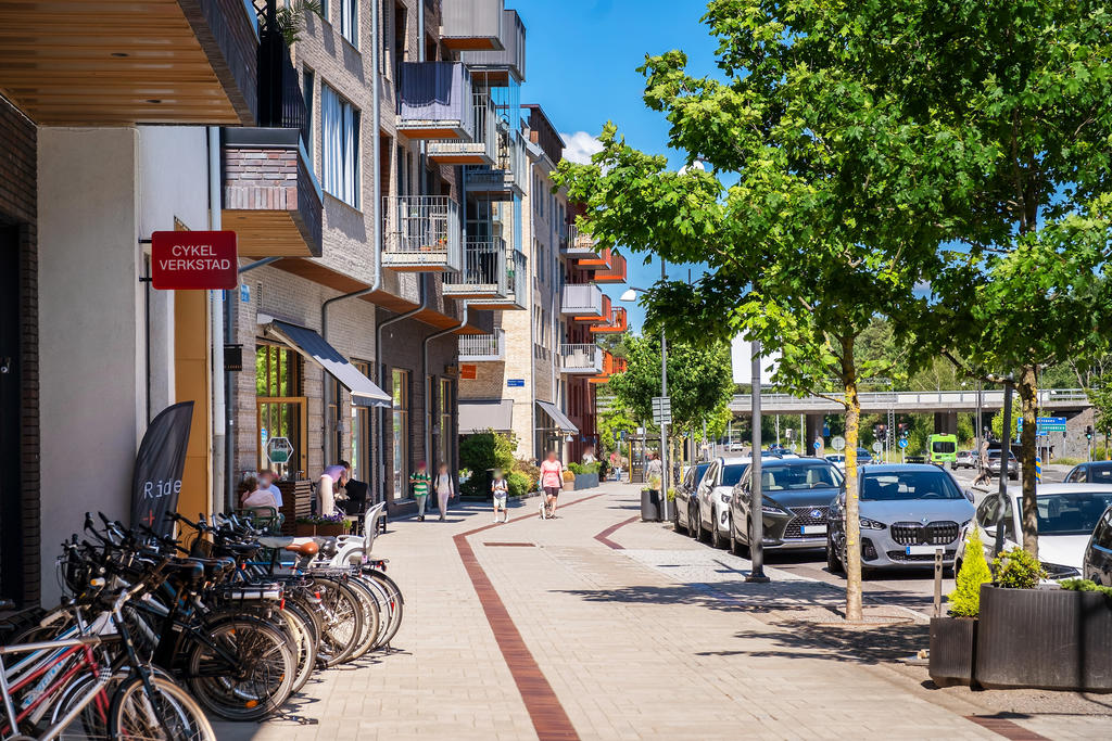 Här finns small shops, restauranger, gym och service med läkare och apotek