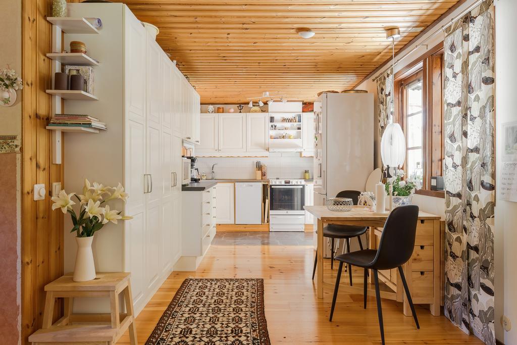 Kök även här med utgång till terrassen