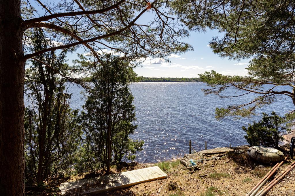 Strandhugg rakt nedanför stugan med klippor
