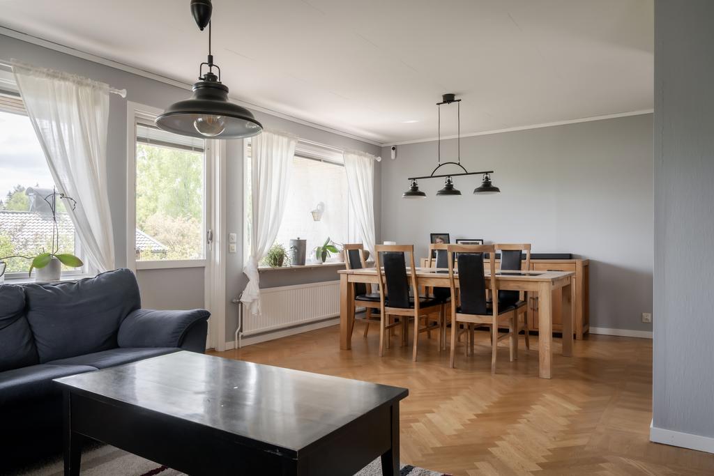 Vardagsrum i vinkel med matplats i anslutning till köket