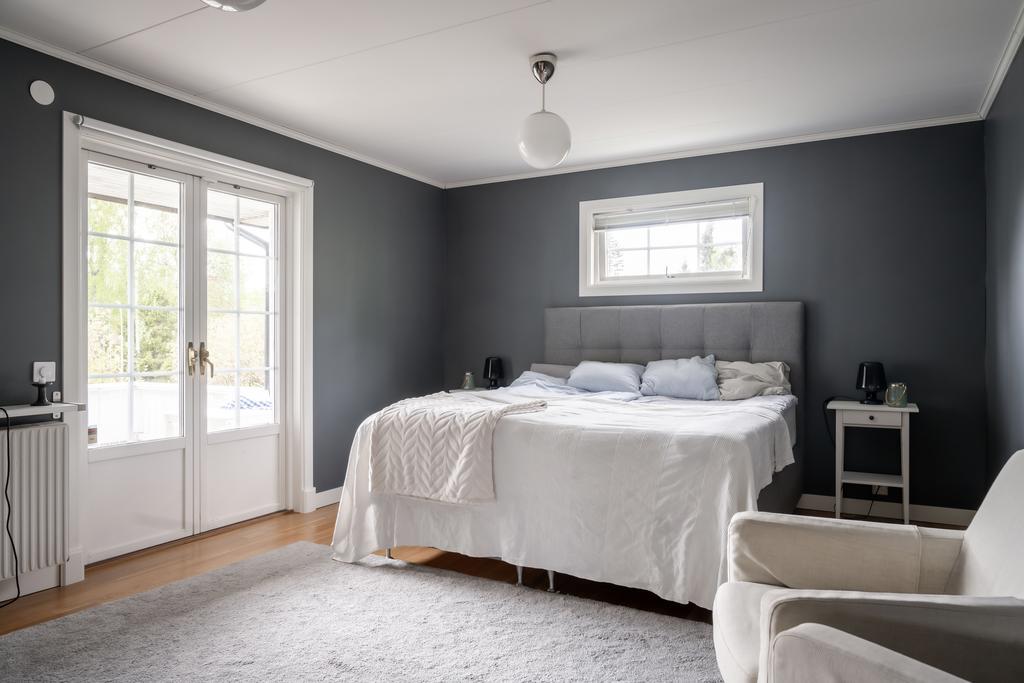 Master bedroom med dubbeldörrar ut till altanen