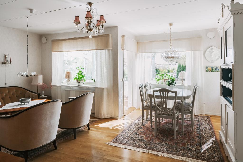 Vardagsrum med utgång till inglasat uterum