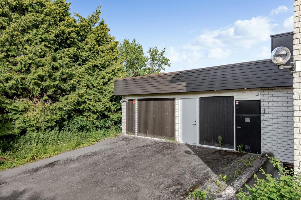 Garaget är ombyggt till lägenhet men går att återställa. 