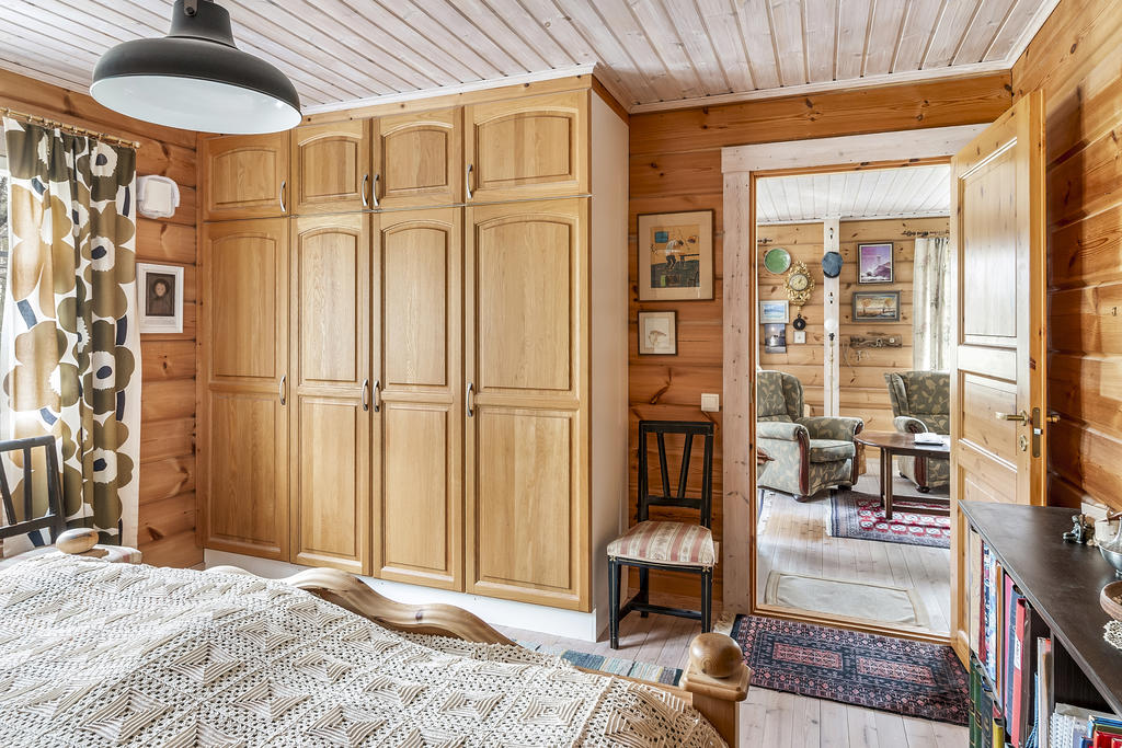 Platsbyggda garderober i sovrum