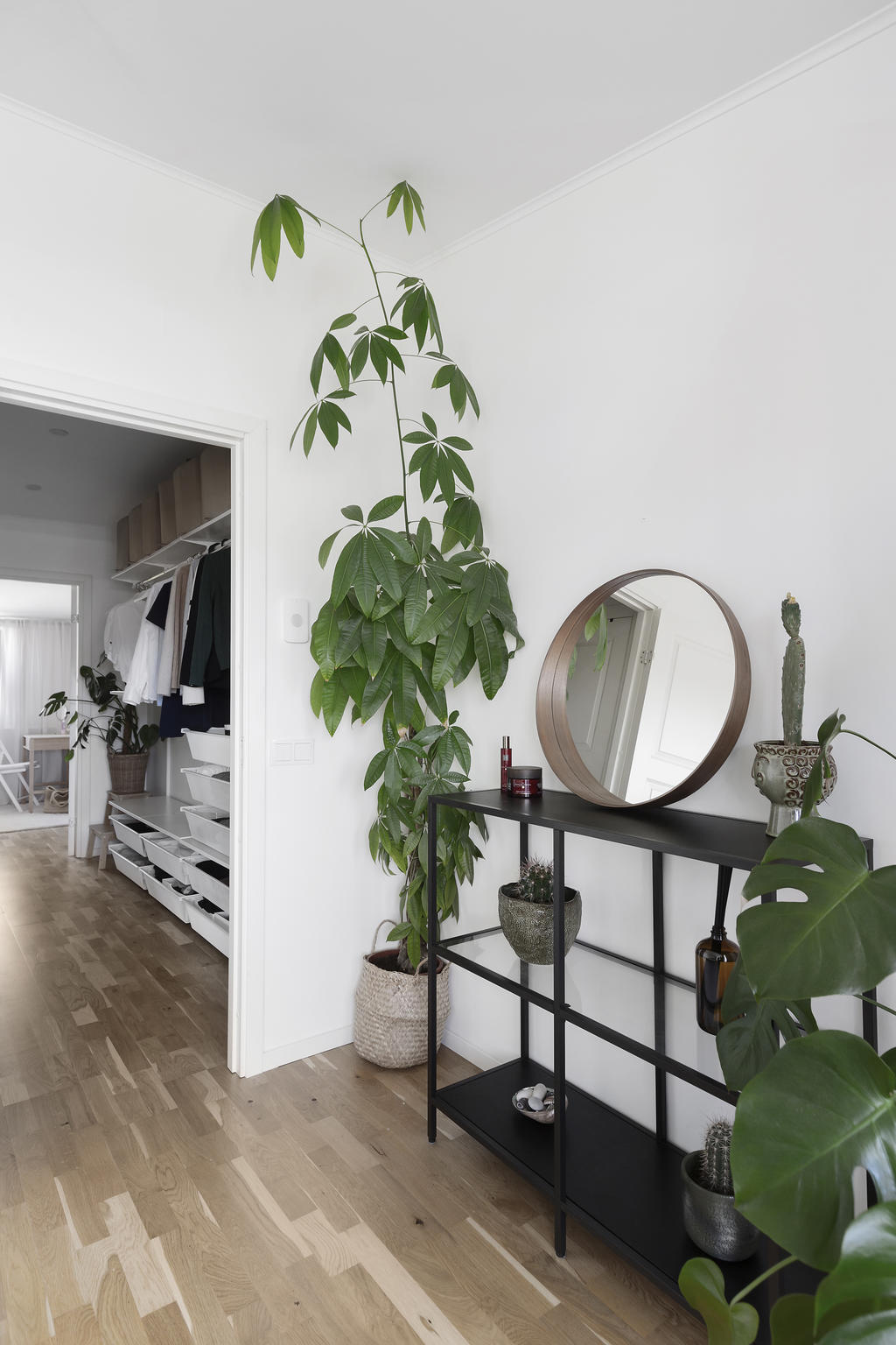 Vy från hallen till bostadens första sovrum på övre plan 